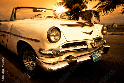 Fototapeta na wymiar Vieille voiture américaine, Cuba