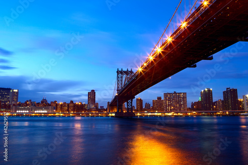 Plakat na papierze fotorealistycznym Manhattan most z panoramę po zachodzie słońca, Nowy Jork