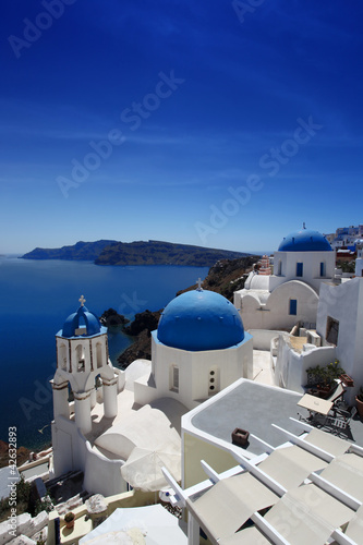 Board z aluminiowym obramowaniem Santorini z tradycyjnym kościołem w Oia, Grecja