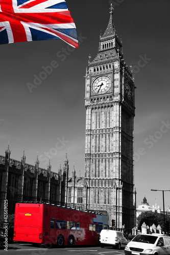 Obraz na płótnie canvas Big Ben z czerwonym autobusem miejskim w Londynie, Wielkiej Brytanii