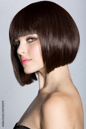 Nowoczesny obraz na płótnie Modelka z brązowymi krótkimi włosami