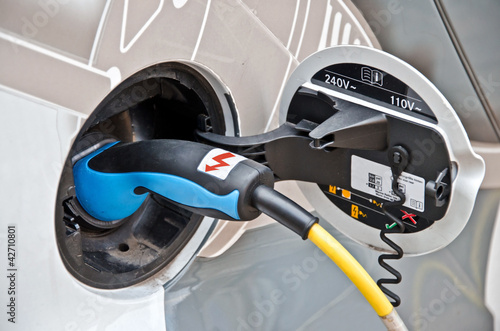 Nahaufnahme des Stromanschlusses und Ladekabels an einem Elektroauto ...