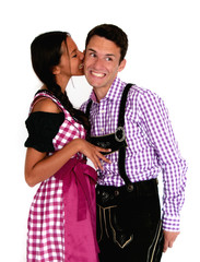 Wall Mural - Küssendes bayerisches Paar - Lederhosen & Dirndl