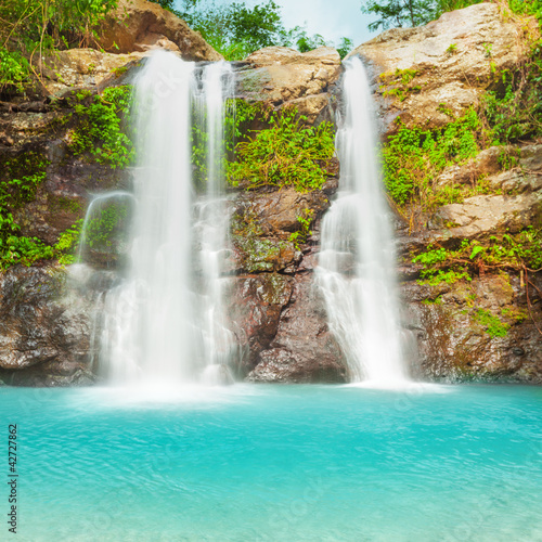 Fototapeta na wymiar Beautiful waterfall