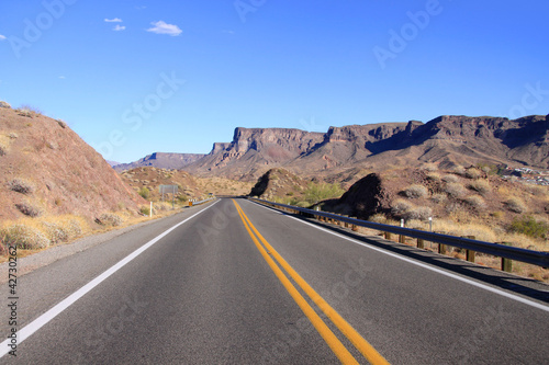 Board z aluminiowym obramowaniem Krajobraz sceniczny przy historycznej trasie 66