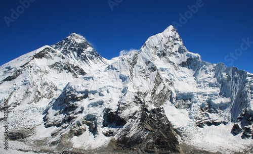 Board z aluminiowym obramowaniem Mt everest i nuptse na prawo w himalaya, nepal.