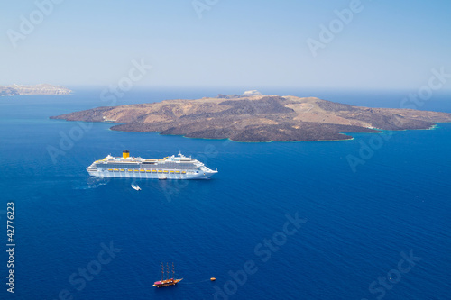 Board z aluminiowym obramowaniem Wulkan wyspy santorini z promem, grecja