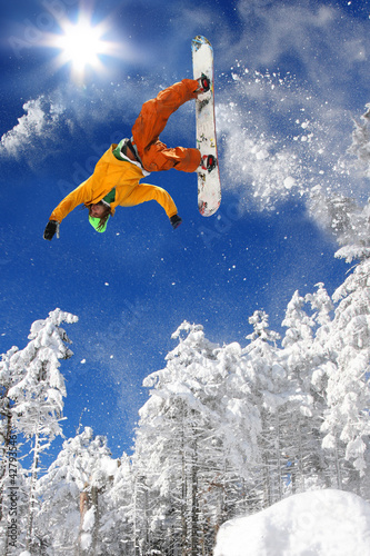 Board z aluminiowym obramowaniem Snowboardzista skoki przeciw błękitne niebo