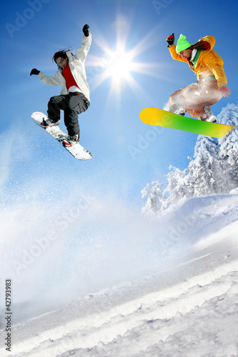 Board z aluminiowym obramowaniem Snowboardziści skaczący przeciw błękitne niebo