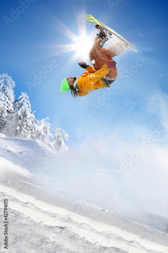 Board z aluminiowym obramowaniem Snowboardzista skoki przeciw błękitne niebo
