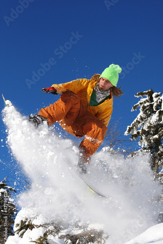 Board z aluminiowym obramowaniem Snowboardzista skoki przeciw błękitne niebo