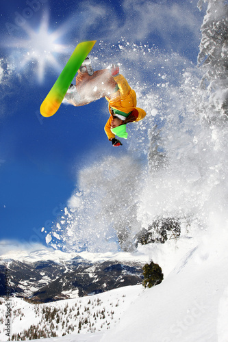 Board z aluminiowym obramowaniem Snowboardzista skoki przeciw błękitne niebo
