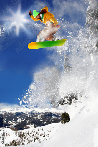 Board z aluminiowym obramowaniem Snowboardzista skoki przeciw błękitne niebo