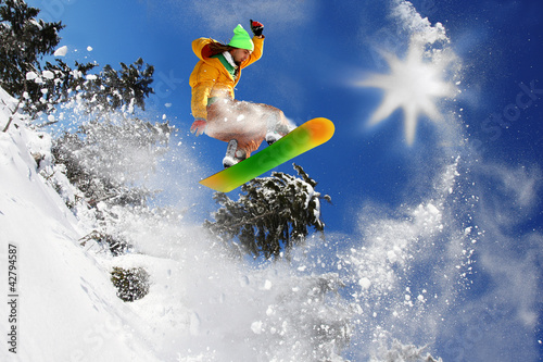Board z aluminiowym obramowaniem Snowboardzista skoki przeciw błękitne niebo