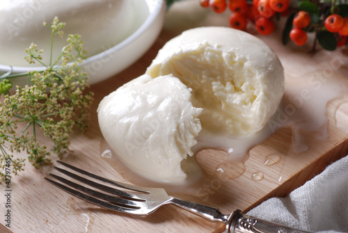 Cuadros en Lienzo mozzarella di bufala campana freschissima - due