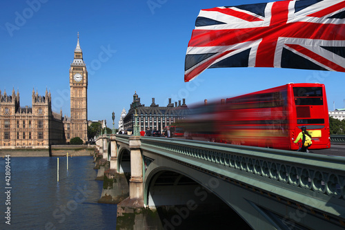 Plakat na papierze fotorealistycznym Big ben z autobusem miejskim i flagą Anglii, Londynu
