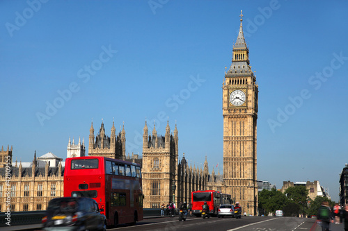 Plakat na papierze fotorealistycznym Big Ben z czerwonym autobusem miejskim w Londynie, Wielkiej Brytanii