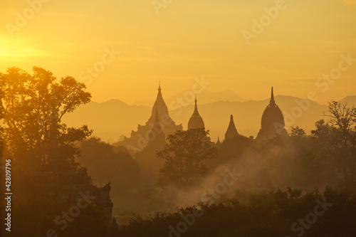 Board z aluminiowym obramowaniem Wschód słońca nad starożytnym bagan, Myanmar