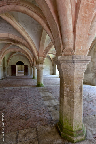 Board z aluminiowym obramowaniem Stary wnętrze kolumnadą strzał w abbaye de fontenay