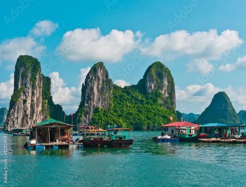 Board z aluminiowym obramowaniem Widok z pływającej wioski rybackiej w halong bay