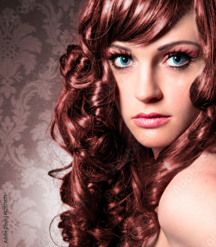 elegant woman with brown curly hair / haircolors-16