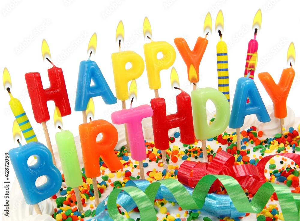 Brennende Happy Birthday Kerzen auf Torte Stock Photo