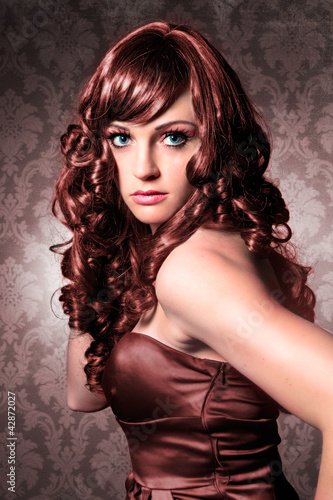 elegante Lady mit braunem lockigem Haar / haircolors-15