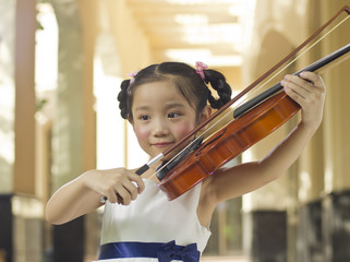 girl playing violin