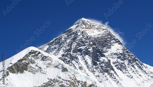 Board z aluminiowym obramowaniem Mt everest (8850m) w himalajach, nepal.