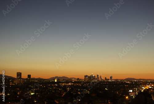 Naklejka samoprzylepna Wschód słońca z mgłą ciepła w centrum Los Angeles skyline