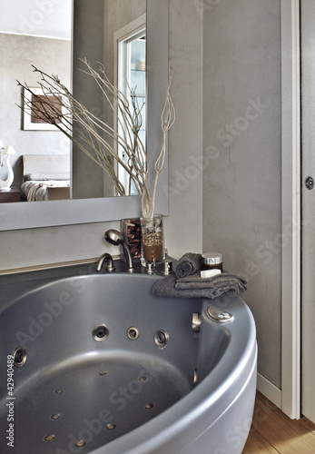 Vasche Da Bagno Moderne.Vasca Da Bagno A Idromassaggio Grigia In Un Bagno Moderno Buy This Stock Photo And Explore Similar Images At Adobe Stock Adobe Stock