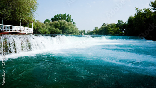 Board z aluminiowym obramowaniem Wodospad na rzece manavgat w Turcji