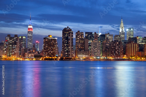 Plakat na papierze fotorealistycznym Panoramę Manhattanu.