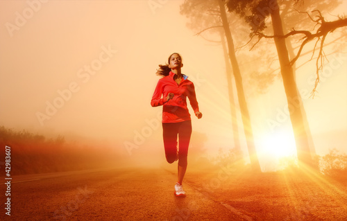 Foto-Leinwand ohne Rahmen - Sunrise running woman (von Daxiao Productions)