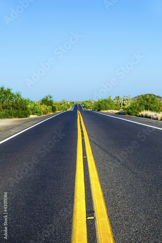 Board z aluminiowym obramowaniem Pusta autostrada w zachodzie słońca