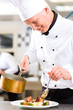 Koch in Restaurant oder Hotel Küche beim kochen
