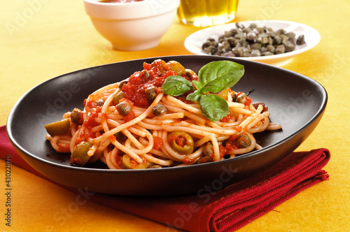 Board z aluminiowym obramowaniem Spaghetti z sosem pomidorowym - włoski przepis