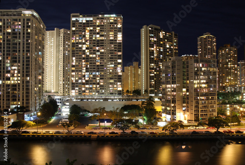 Board z aluminiowym obramowaniem Wieżowce i częściowa linia horyzontu honolulu, hawaje, w nocy
