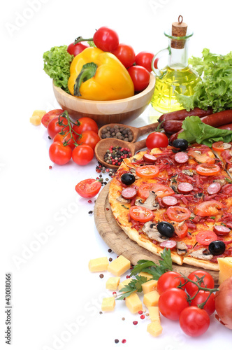 Board z aluminiowym obramowaniem Pyszna pizza, warzywa i salami na białym.