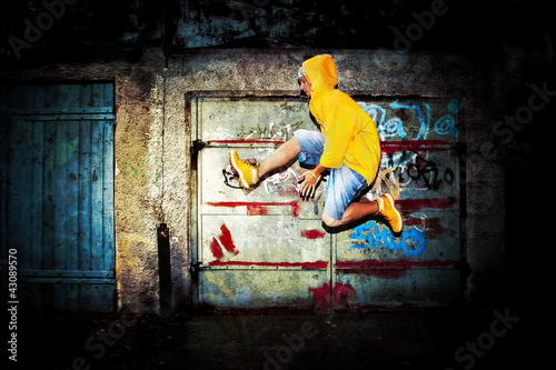 Board z aluminiowym obramowaniem Młody człowiek skoki na ścianie graffiti grunge