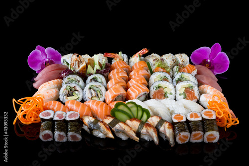 Tapeta ścienna Zestaw sushi na czarnym tle