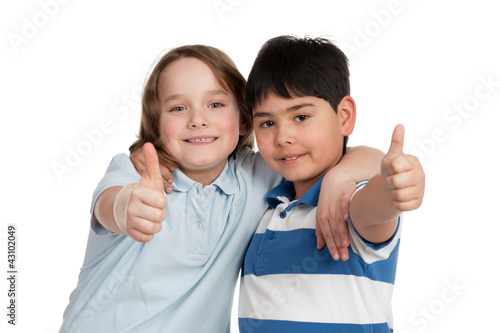 glückliche kinder zeigen daumen hoch Stock Photo | Adobe Stock