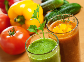 Fototapete - Healthy drink, vegetable juice, red and green