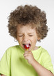 Retrato de un niño comiendo chupete,golosina,caramelo.