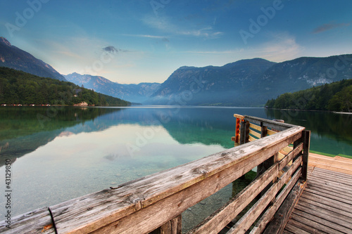 piekny-widok-jezioro-gora-jezioro-bohinj-slowenia