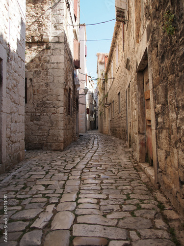 Board z aluminiowym obramowaniem Piękna stara wąska uliczka w mieście unesco, trogir
