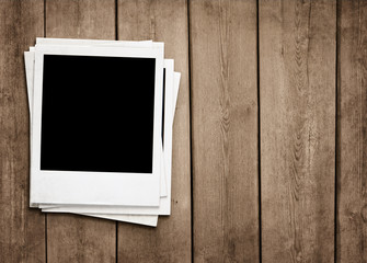 Aufkleber - Stack of old instant photos at grunge wooden background