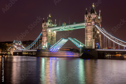 Plakat na papierze fotorealistycznym Tower Bridge w Londynie