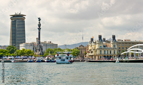 Fotoboard na płycie Port vell na wybrzeżu barcelony