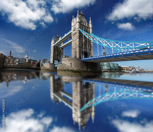 Plakat na papierze fotorealistycznym Sławny bridżowy wierza w London, England